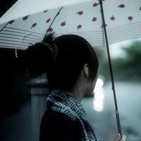 雨中撑伞女孩背影头像图片