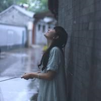 雨中头像女生