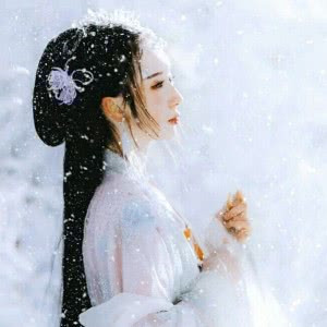 大雪纷飞中的古风女头