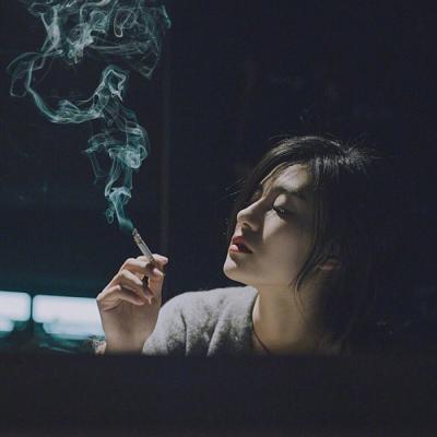 QQ头像女生吸烟伤感