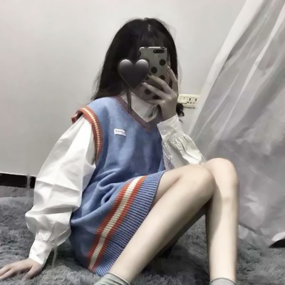 QQ头像女生拿手机遮脸