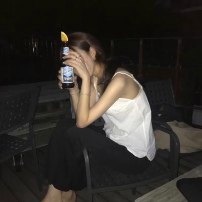 QQ头像女生抽烟喝酒