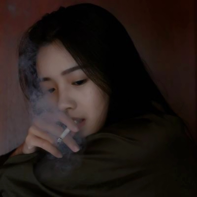 QQ头像女生抽烟喝酒