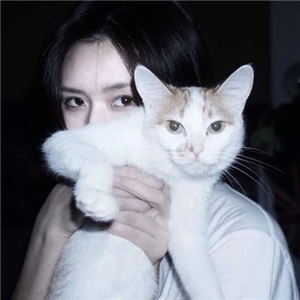 抱着猫猫爱心满满的女头